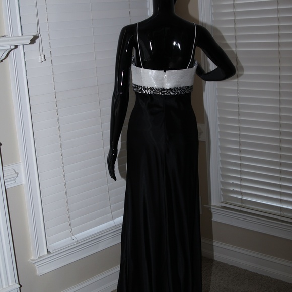 Formal Prom Dress White Seq. Black - Size 4 NWT - Picture 3 of 3